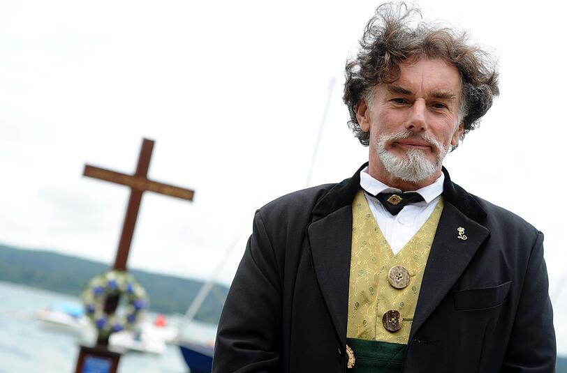 Monarchie-Fans würdigen 125. Todestag von Ludwig II. &ndash; Gedenkmesse am Starnberger See &ndash; Satirisches Contra: Mit Badeente und Taucherbrille zum Gedenkkreuz. Die Eindrücke aus Berg