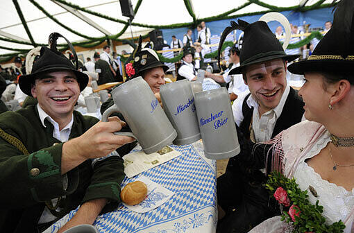 Die Historische Wiesn: Damals gab's das Bier aus dem Steinkrug