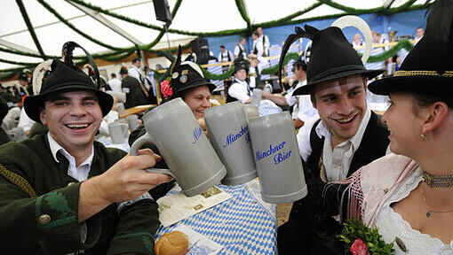 Die Historische Wiesn: Damals gab's das Bier aus dem Steinkrug Die Historische Wiesn: Damals gab's das Bier aus dem Steinkrug