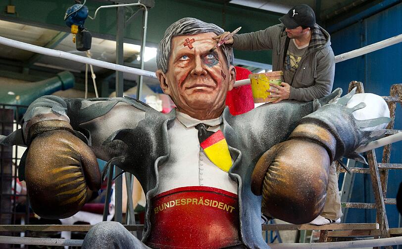 "Angeschlagen", Bundespräsident Christian Wulff als angeschlagenen Boxer in der Ringecke.