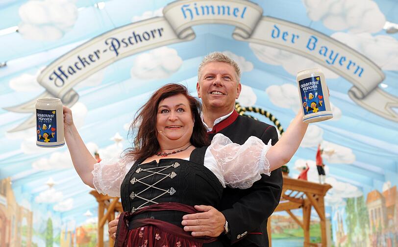 Kabarettistin Lizzy Aumeier und der neue Wiesn-Chef, Wirtschaftsreferent Dieter Reiter (SPD), präsentieren den offiziellen Wiesn-Bierkrug 2012.