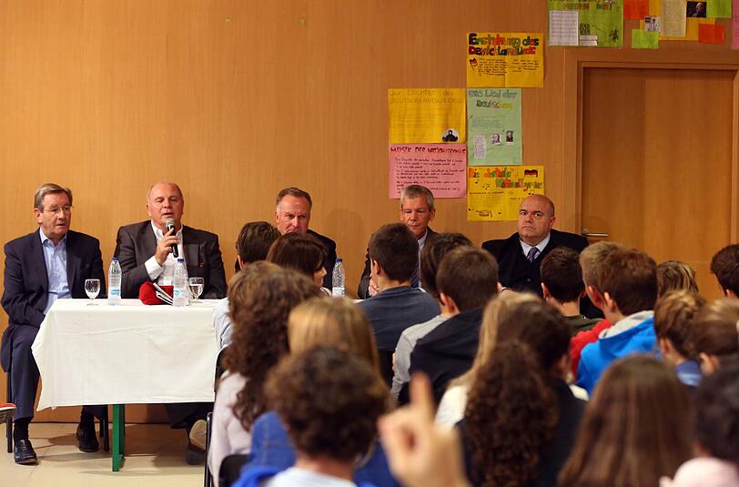 Die Bayern-Bosse Uli Hoeneß, Karl-Heinz Rummenigge und Karl Hopfner zu Besuch an der Deutschen Schule Valencia.