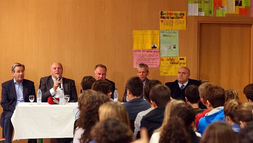 Die Bayern-Bosse Uli Hoeneß, Karl-Heinz Rummenigge und Karl Hopfner zu Besuch an der Deutschen Schule Valencia. Die Bayern-Bosse Uli Hoeneß, Karl-Heinz Rummenigge und Karl Hopfner zu Besuch an der Deutschen Schule Valencia.