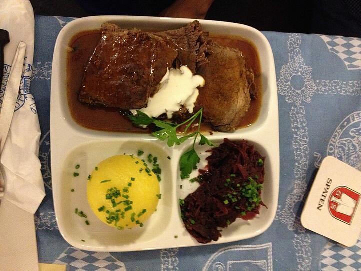 Sauerbraten im Schottenhaml: Lecker Knödel, super Blaukraut, nur das Fleisch ist etwas trocken geraten.