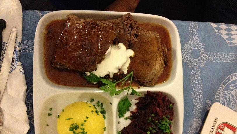 Sauerbraten im Schottenhaml: Lecker Knödel, super Blaukraut, nur das Fleisch ist etwas trocken geraten.