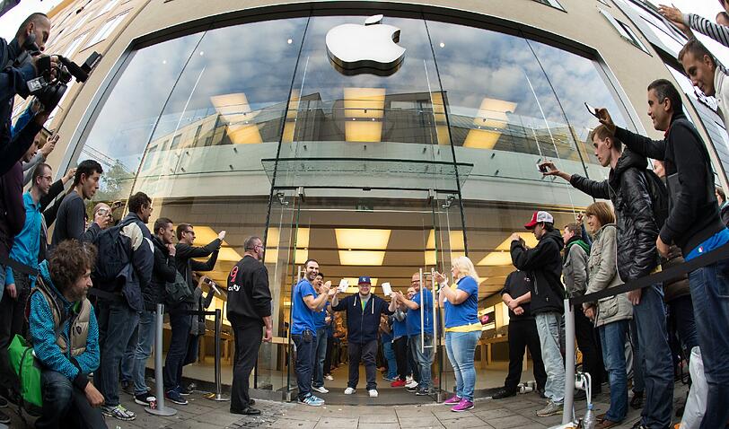 Der Apple-Hype hat am Freitagmorgen München erreicht: Zum Verkaufsstart des iPhone 6 kamen hunderte Menschen zum Appel-Store in der Fußgängerzone. Die Bilder.