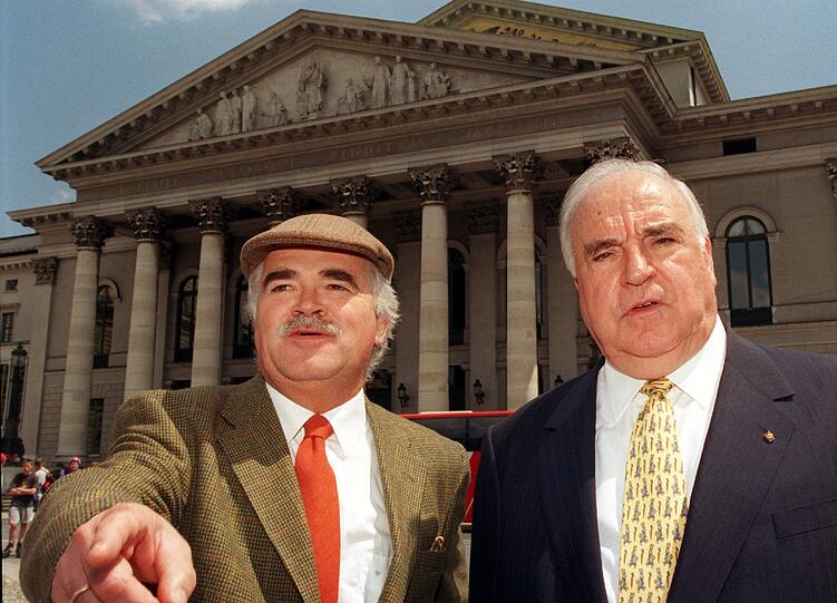 31. Mai 1998: Peter Gauweiler (l.) zusammen mit Helmut Kohl vor der Münchner Oper.