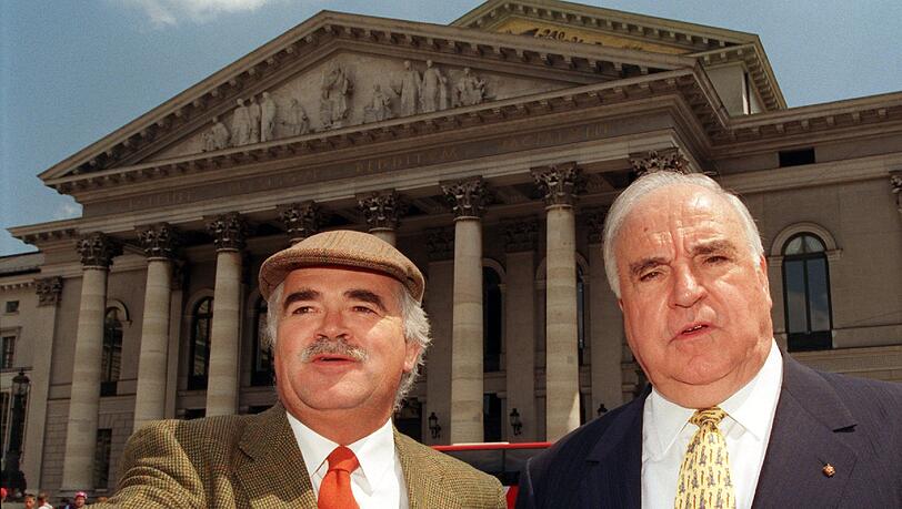 31. Mai 1998: Peter Gauweiler (l.) zusammen mit Helmut Kohl vor der Münchner Oper.
