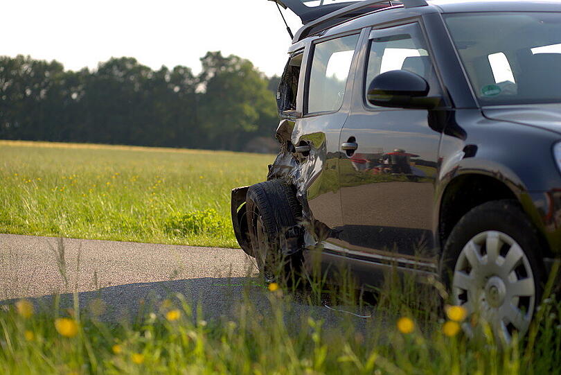 Ein Skoda prallte auf ein entgegenkommendes Motorrad. Der Motorradfahrer überlebte den Zusammenstoß nicht.