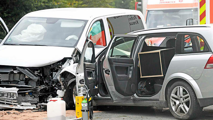 Durch einen Verkehrsunfall auf der A8 bei Hofolding im Landkreis München wurden vier Personen verletzt. Eine Opelfahrerin kollidierte mit ihrem Fahrzeug mit einem Kleinbus.