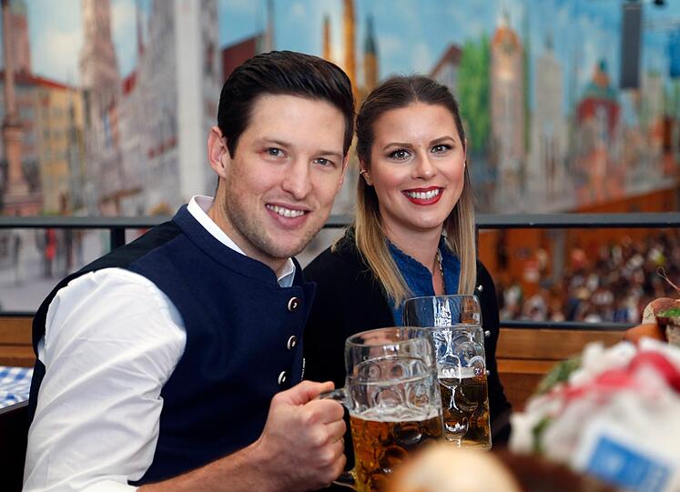 Patrick Hager mit seiner Frau.