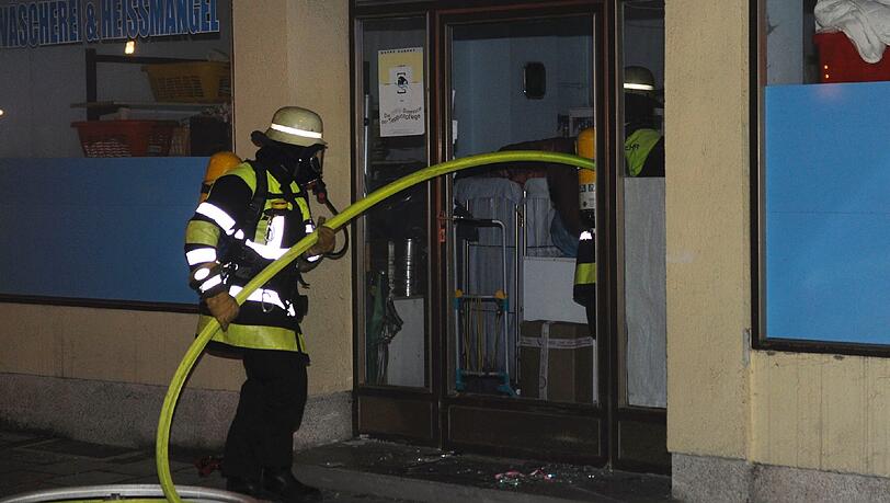Der Feuerwehr-Einsatz in der Gräfstraße. Der Feuerwehr-Einsatz in der Gräfstraße.