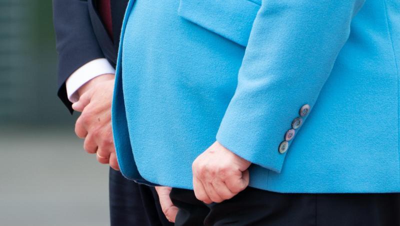 Kanzlerin Merkel hatte in den vergangenen Wochen mehrfach bei der Begrüßung anderer Regierungschefs Zitteranfälle erlitten. Kanzlerin Merkel hatte in den vergangenen Wochen mehrfach bei der Begrüßung anderer Regierungschefs Zitteranfälle erlitten.