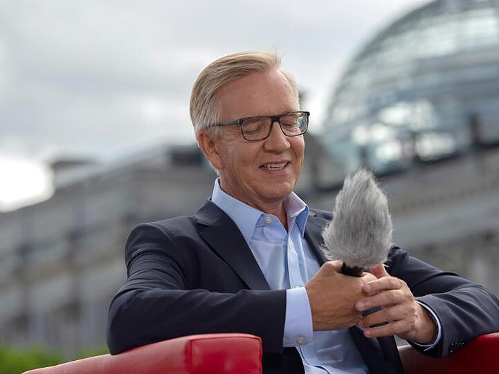 Dietmar Bartsch, Linken-Fraktionschef im Bundestag, während des ARD-Sommerinterviews. Foto: Paul Zinken