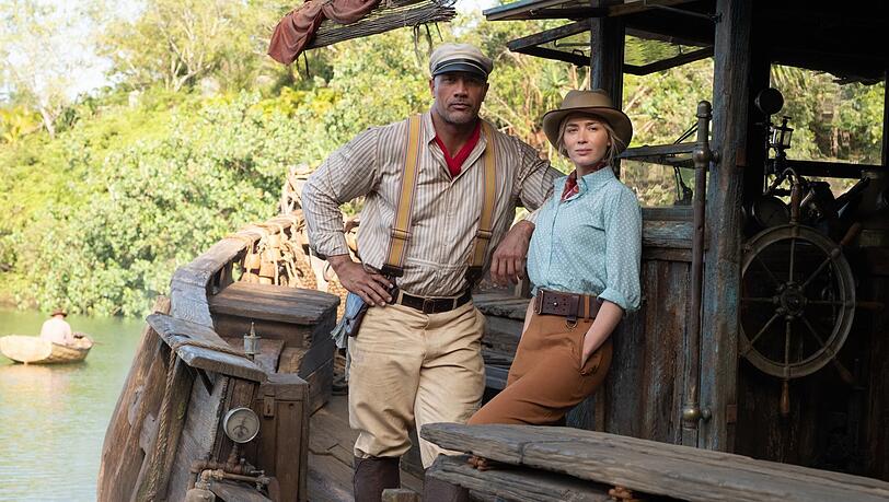Skipper Frank (Dwayne Johnson) verliebt sich in Lily (Emily Blunt).