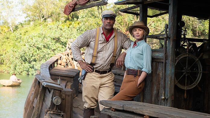 Skipper Frank (Dwayne Johnson) verliebt sich in Lily (Emily Blunt).
