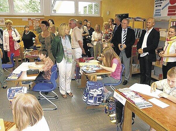 Ortstermin im oberfränkischen Bildungsparadies: Der Nürnberger Schulausschuss informiert sich in der Schule Wiesenthau.Foto: Reiner