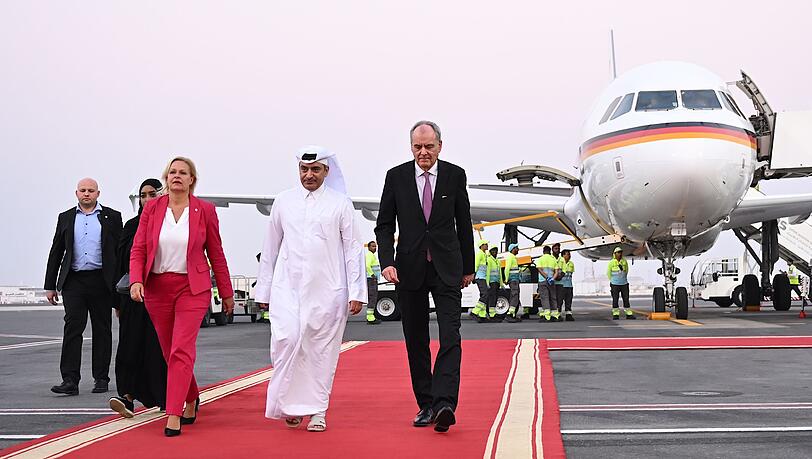Nancy Faeser (SPD), Bundesministerin des Innern und Heimat, wird am Flughafen von Doha empfangen.