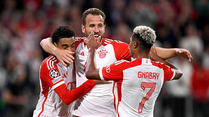 Lasst euch herzen: Jamal Musiala, Harry Kane und Serge Gnabry (v. li.) feiern den 4:3-Sieg des FC Bayern gegen Manchester United.