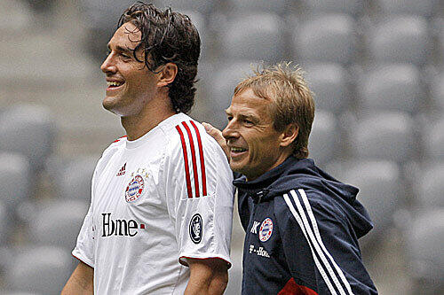Feiern in Bukarest Premiere in der Champions League: Bayern-Torjäger Luca Toni (l.) und  - als Trainer - Jürgen Klinsmann.