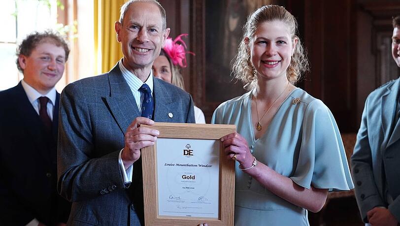 Lady Louise Windsor bekommt von Prinz Edward den "Gold Award" überreicht. Lady Louise Windsor bekommt von Prinz Edward den "Gold Award" überreicht.