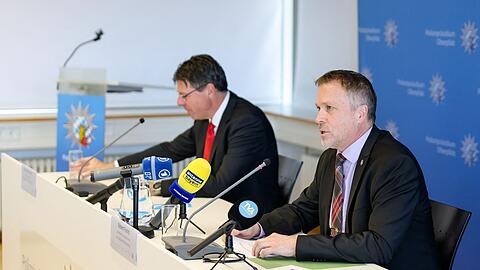 Auf einer Pressekonferenz zum Vermisstenfall gaben der leitende Kriminaldirektor Robert Fuchs (rechts im Bild) und Oberstaatsanwalt Thomas Rauscher Details zur Ausgrabung bekannt.