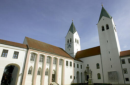 An zweiter Stelle folgte mit 1,7 Prozent der Landkreis Freising. Doch auch dort hatten im Vormonat November 2011 noch mehr Menschen einen Job - 0,1 Prozent. Im Bild: Der Dom St. Maria und Korbinian in Freising.