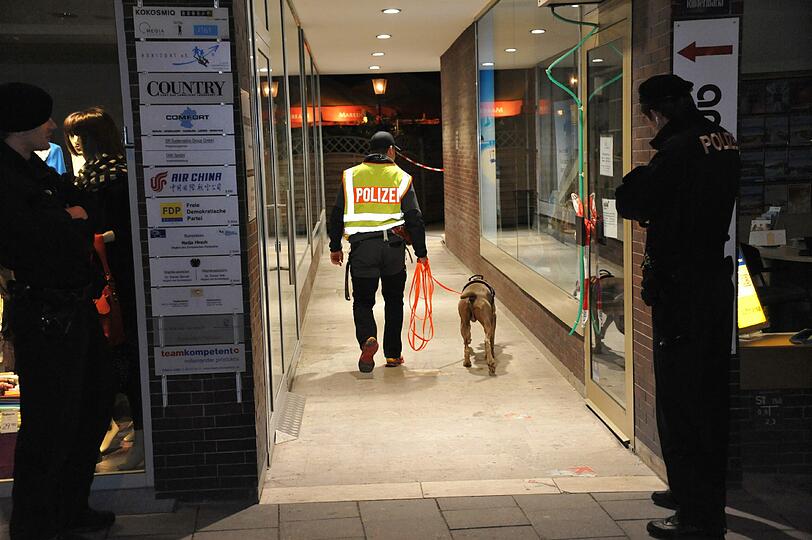 Am Dienstagabend hat die Polizei mitten in der Altstadt eine Leiche mit Stichwunden gefunden. Die Mordkommission ermittelt - hier sehen Sie die Bilder vom Tatort.