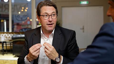 Bundesverkehrsminister Andreas Scheuer beim Interview mit der AZ im Werk1-Café auf dem Münchner Werksgelände, wo viele Start-ups beheimatet sind.