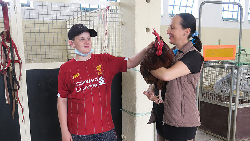 Fröhliches Mutter-Sohn-Gespann: Krone-Chefin Jana Lacey-Krone mit Sohn Alexis (12) in den Stallungen, wo auch Hahn Gockerli wohnt. Fröhliches Mutter-Sohn-Gespann: Krone-Chefin Jana Lacey-Krone mit Sohn Alexis (12) in den Stallungen, wo auch Hahn Gockerli wohnt.