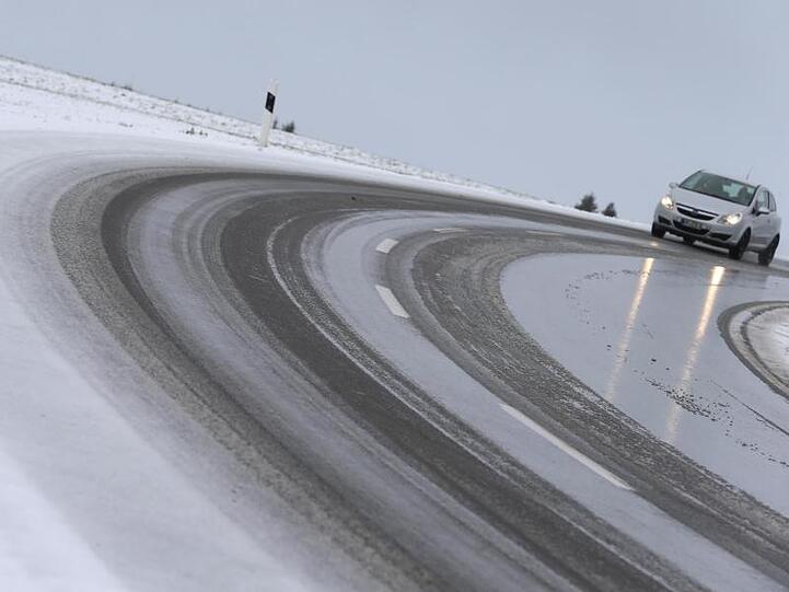Mit Schneematsch bedeckte Straße in Marktoberdorf in Bayern.