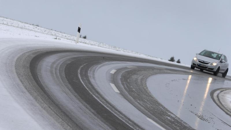 Mit Schneematsch bedeckte Straße in Marktoberdorf in Bayern. Mit Schneematsch bedeckte Straße in Marktoberdorf in Bayern.