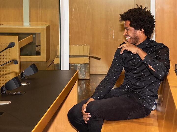 Caiuby da Silva sitzt im Amtgericht auf der Anklagebank. Foto: Stefan Puchner
