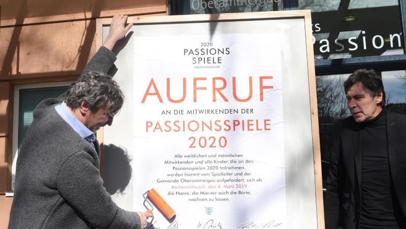 Spielleiter der Passionsspiele Christian Stückl (l) und der damalige Bürgermeister von Oberammergau, Arno Nunn (parteilos).