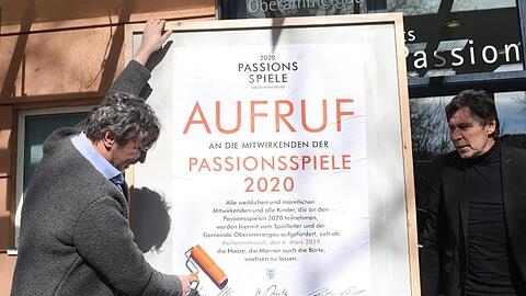 Spielleiter der Passionsspiele Christian Stückl (l) und der damalige Bürgermeister von Oberammergau, Arno Nunn (parteilos).