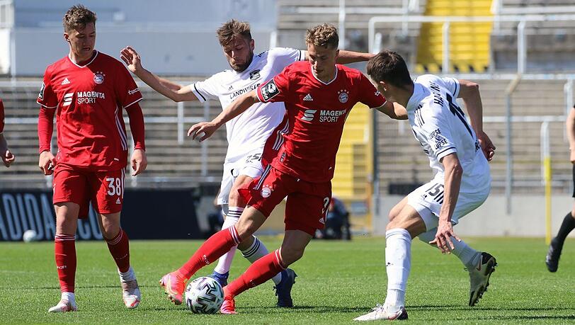 Seit zehn Spielen sieglos: Die Bayern-Amateure um Stürmer Fiete Arp (M.).