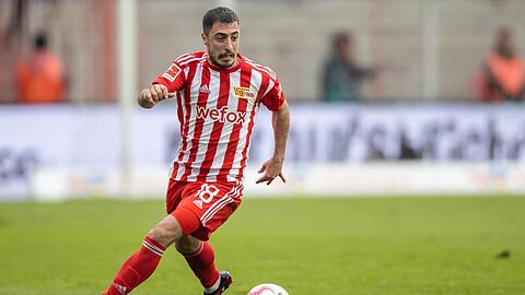 Josip Juranovic von Union Berlin spielt den Ball.