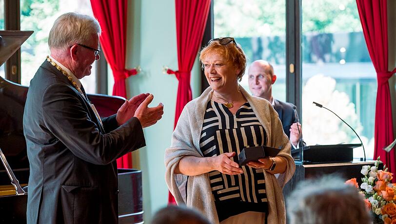Thomas Ebersberger (l, CSU), Oberbürgermeister der Stadt Bayreuth, ehrt Catherine Foster, Opernsängerin, für die langjährige Mitwirkung bei den Bayreuther Festspielen.