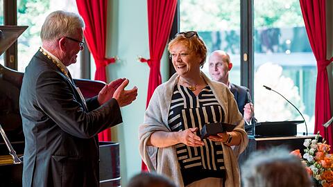 Thomas Ebersberger (l, CSU), Oberbürgermeister der Stadt Bayreuth, ehrt Catherine Foster, Opernsängerin, für die langjährige Mitwirkung bei den Bayreuther Festspielen.