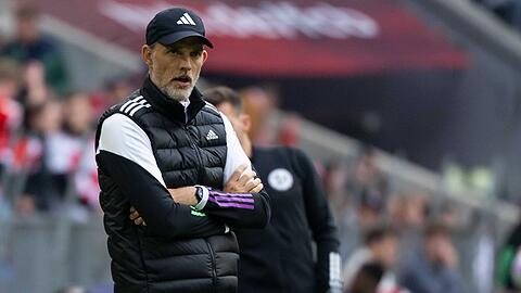 Trainer Thomas Tuchel von München verfolgt das Spiel am Spielfeldrand.
