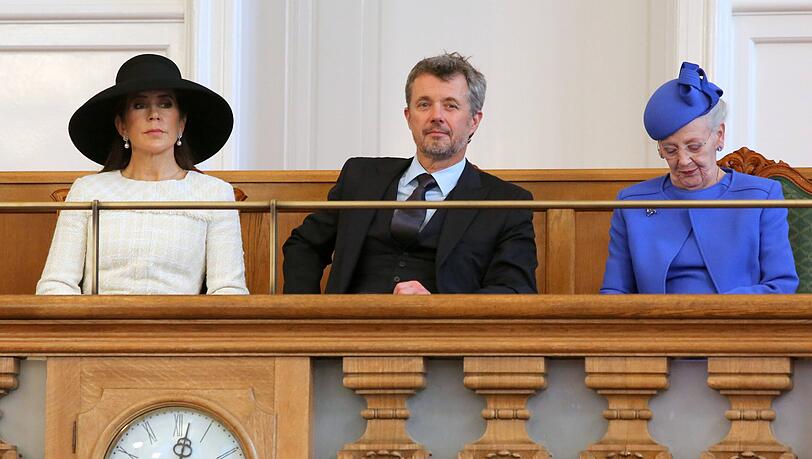 Königin Mary reiste nach den Affären-Schlagzeilen um ihren Mann König Frederik allein nach Australien – das hat Königin Margrethe nicht gefallen.