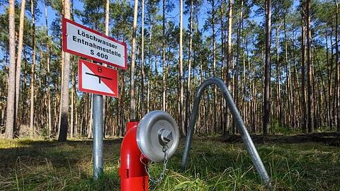 In manchen Wäldern gibt es direkt vor Ort Löschwasser-Entnahmestellen.