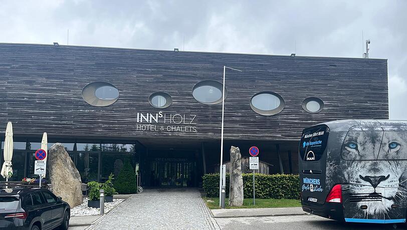 Die ersten Vorstellungsrunden der Neuzugänge finden im Restaurant des Teamhotels der Sechzger statt. Die ersten Vorstellungsrunden der Neuzugänge finden im Restaurant des Teamhotels der Sechzger statt.