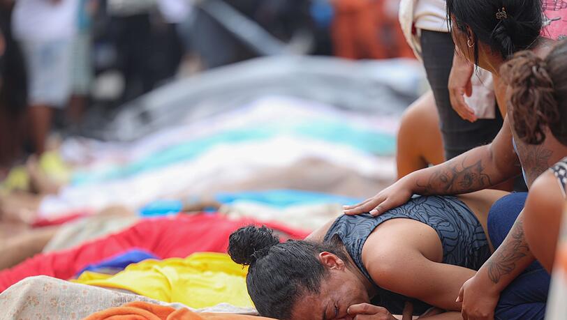 Nach dem blutigen Polizeieinsatz wird um die Getöteten getrauert. Menschenrechtsorganisationen fordern eine Untersuchung. Nach dem blutigen Polizeieinsatz wird um die Getöteten getrauert. Menschenrechtsorganisationen fordern eine Untersuchung.