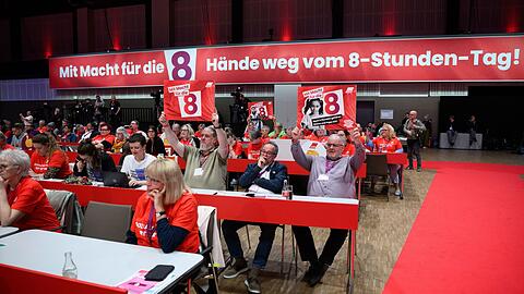 Die Gewerkschaften wollen den Acht-Stunden-Tag verteidigen. (Archivbild)