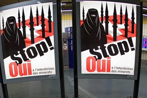 Ein Plakat wirbt für das Schweizer Volksbegehren