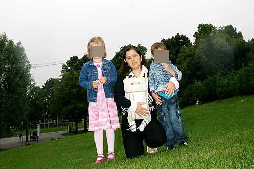 in Ausflug in den Olympiapark &ndash; zum ersten Mal nach dem Tod von Karl D.: Fabricia D. mit Karoline, Kevin und Baby Kristian.