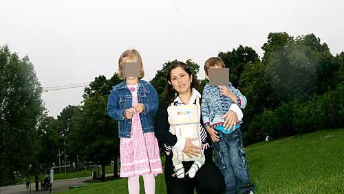 in Ausflug in den Olympiapark – zum ersten Mal nach dem Tod von Karl D.: Fabricia D. mit Karoline, Kevin und Baby Kristian. in Ausflug in den Olympiapark – zum ersten Mal nach dem Tod von Karl D.: Fabricia D. mit Karoline, Kevin und Baby Kristian.