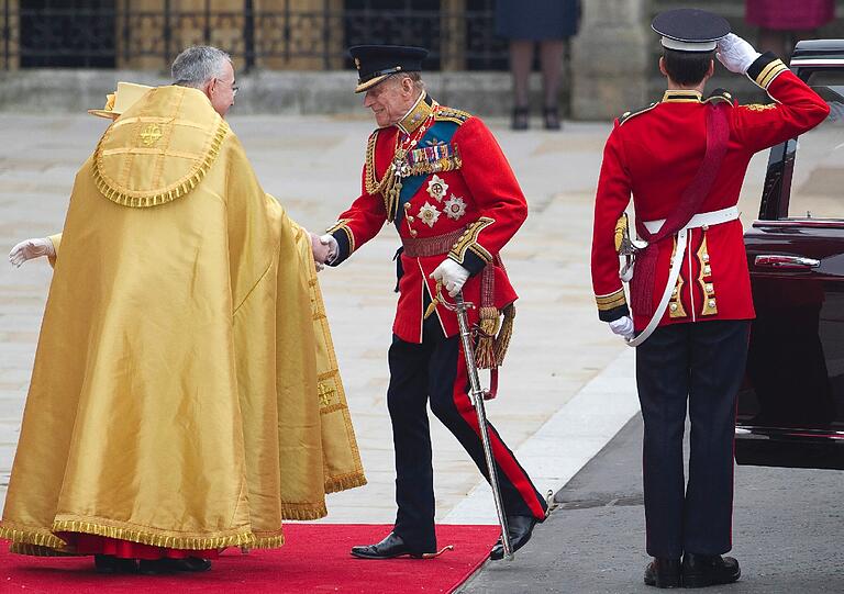 Prinz Philip, der Herzog von Edinburgh, steigt aus dem Wagen.