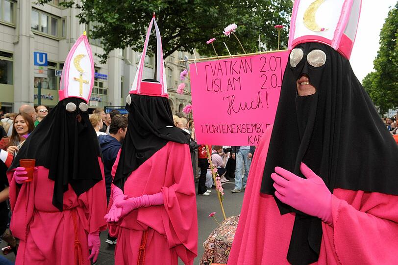 Fantasievoll bekleidet feiern am Samstag die Teilnehmer auf der Parade zum Christopher Street Day (CSD) in Berlin.